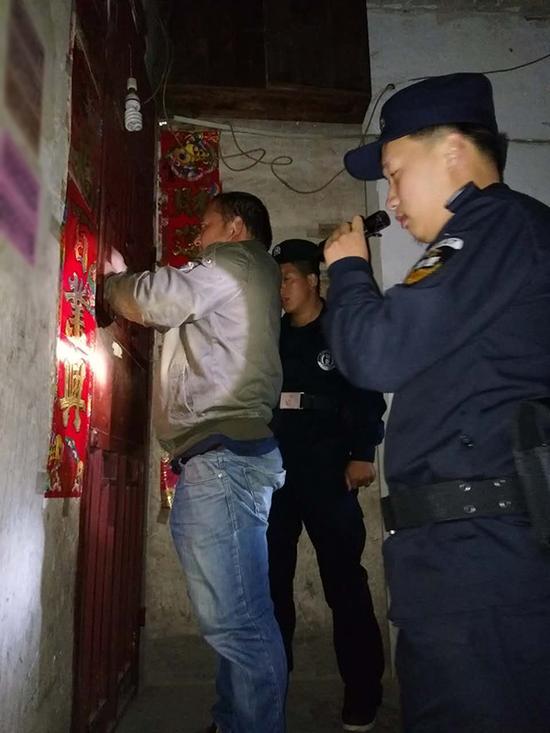 晴隆县粗心妈妈误将幼女锁家中 民警全城寻开锁师傅开门